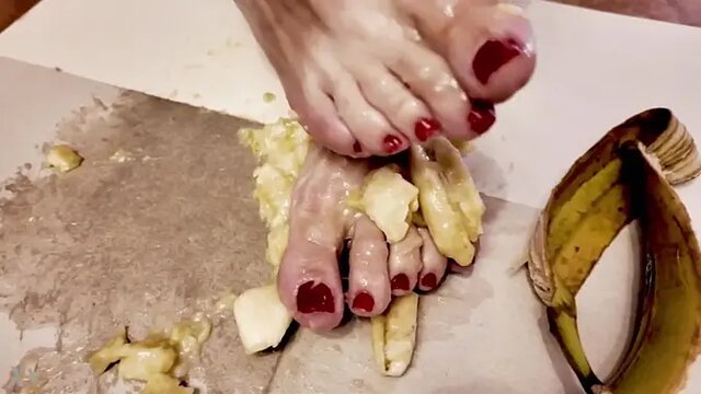 Sexy mature housewife's feet up for hardcore sex
