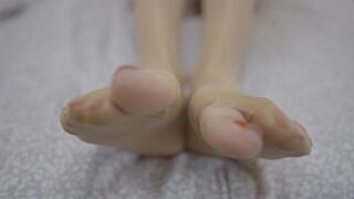 Blonde in nylons seeks foot worship and cum!