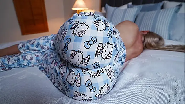 milf Wakens to boyfriend’s Hard Dick🌭; Helps MILF Cum Fast