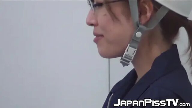 Asian teen peeing in public with seductive stockings