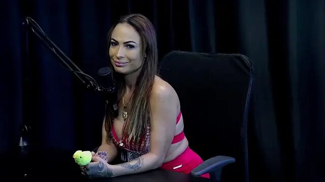 Latina MILF Belinha Baracho shows off in public