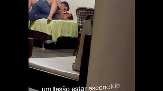 Belinha lured the student, brought him home and the cuckold secretly recorded it in the pantry
