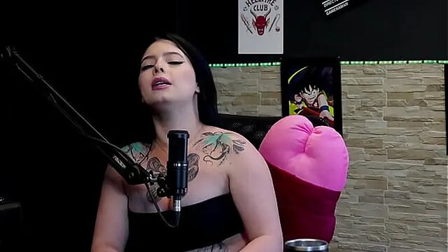 Tattooed MILF Kalyca enjoys off on giving small, thick BJ's