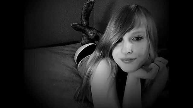 Feisty Teen Chelsea Shows Off Her Feet