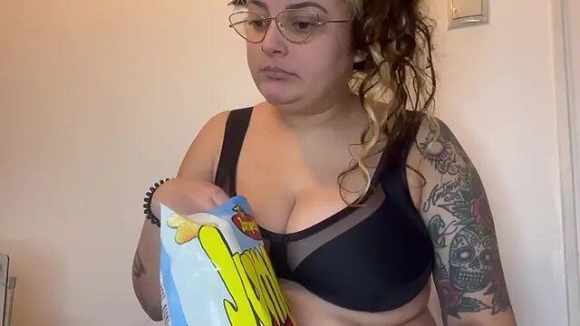 CURVY TATTOOED GIRL EATS AND IGNORES YOU FETISH